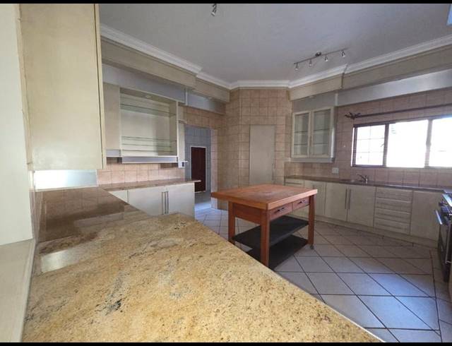 6 BEDROOM HOUSE FOR SALE IN MIDSTREAM ESTATE